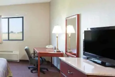 Photo 5 - Super 8 by Wyndham Iola KS