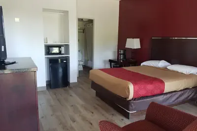 Photo 5 - Econo Lodge Inn & Suites Lake Harmony - Pocono Mountains Area