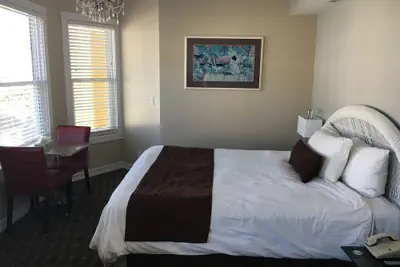 Photo 4 - Glenmore Plaza Hotel