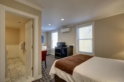 Photo 5 - Glenmore Plaza Hotel