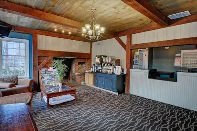 Photo 3 - Colonial Motel And Spa