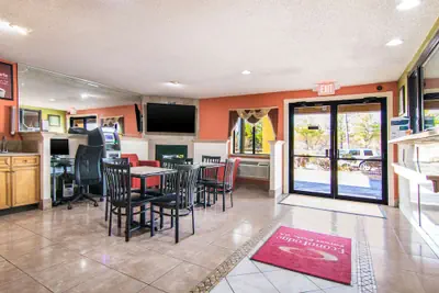 Photo 3 - Econo Lodge Atlanta Airport East