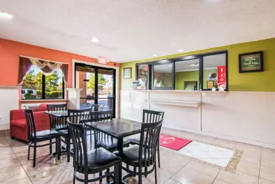 Photo 5 - Econo Lodge Atlanta Airport East