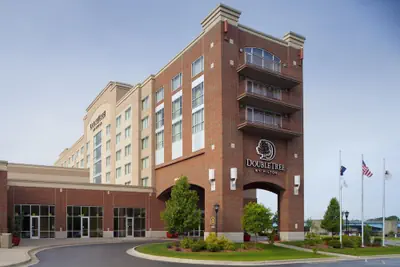 Photo 2 - DoubleTree by Hilton Bay City - Riverfront