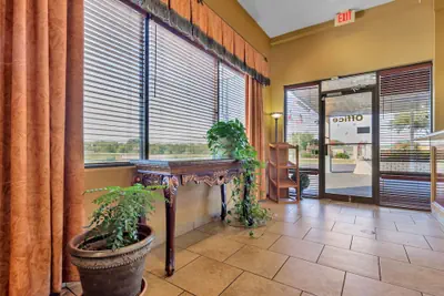 Photo 3 - Best Western Taylor Inn