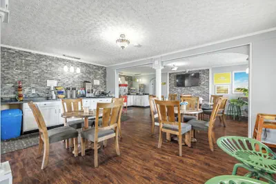 Photo 3 - Days Inn & Suites by Wyndham Terre Haute