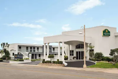 Photo 2 - La Quinta Inn & Suites by Wyndham Oceanfront Daytona Beach