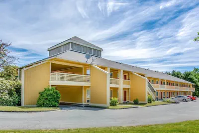 Photo 2 - Econo Lodge Freeport - Brunswick Area