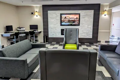 Photo 4 - La Quinta Inn & Suites by Wyndham Prattville