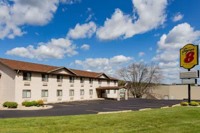 Photo 2 - Super 8 by Wyndham Decorah