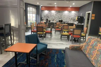 Photo 4 - La Quinta Inn & Suites by Wyndham OKC North - Quail Springs