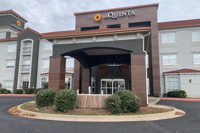 Photo 2 - La Quinta Inn & Suites by Wyndham OKC North - Quail Springs