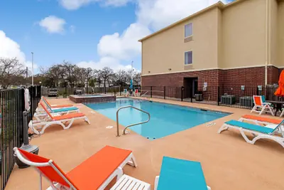 Photo 2 - Comfort Inn and Suites Fredericksburg