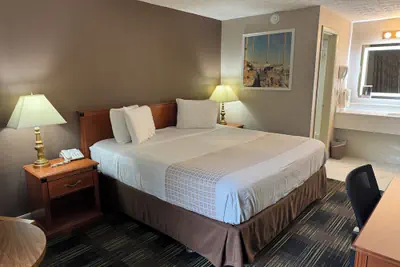 Photo 4 - South Shore Inn