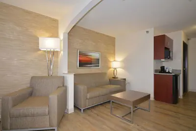Photo 4 - Holiday Inn Express & Suites Farmington by IHG
