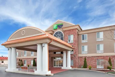 Photo 2 - Holiday Inn Express & Suites Farmington by IHG