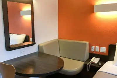 Photo 4 - Motel 6 Buttonwillow, CA Central