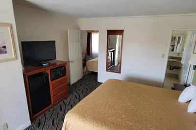 Photo 5 - Redondo Inn and Suites