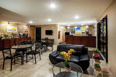 Photo 5 - Days Inn by Wyndham Sulphur LA