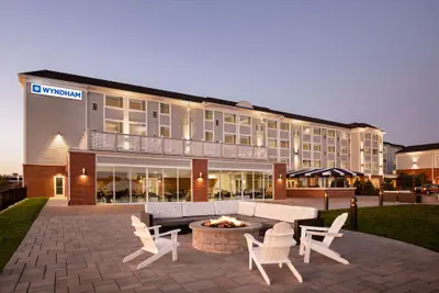 Photo 2 - Wyndham Newport Hotel