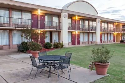 Photo 2 - Days Inn by Wyndham Hillsboro TX