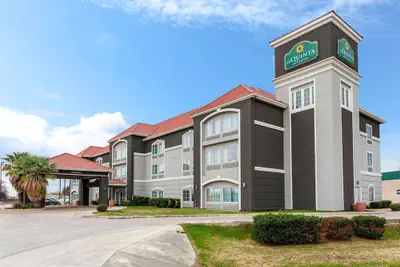 Photo 2 - La Quinta Inn & Suites by Wyndham Seguin