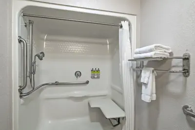 Photo 4 - Holiday Inn Express Hotel & Suites Woodbridge by IHG