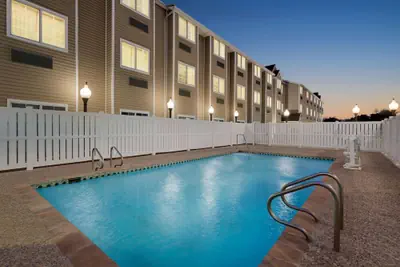 Photo 2 - Super 8 by Wyndham San Antonio Airport North