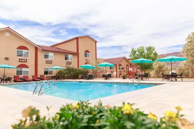 Photo 2 - Aarchway Inn