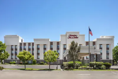 Photo 2 - Hampton Inn & Suites Fresno