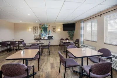 Photo 2 - Travelodge by Wyndham Colorado Springs Airport/Peterson SFB