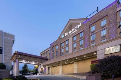 Photo 2 - Days Hotel by Wyndham North Bergen /NYC Area