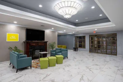 Photo 3 - Days Hotel by Wyndham North Bergen /NYC Area
