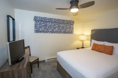 Photo 4 - Lakeshore Inn