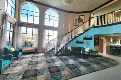 Photo 4 - Days Inn & Suites by Wyndham Sam Houston Tollway