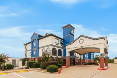 Photo 2 - Days Inn & Suites by Wyndham Sam Houston Tollway