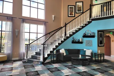 Photo 3 - Days Inn & Suites by Wyndham Sam Houston Tollway