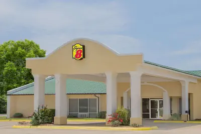 Photo 2 - Super 8 by Wyndham Brinkley