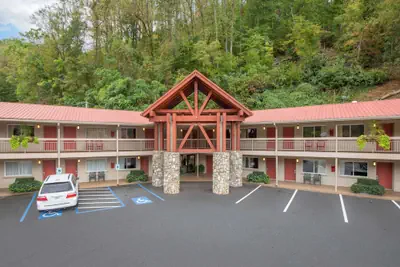 Photo 2 - Econo Lodge Cherokee Near Island Park