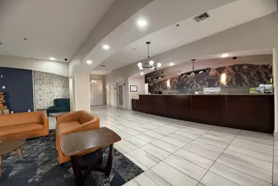 Photo 2 - La Quinta Inn & Suites by Wyndham Albuquerque Midtown