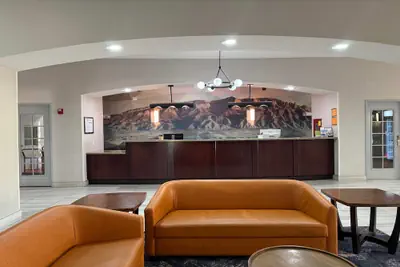 Photo 3 - La Quinta Inn & Suites by Wyndham Albuquerque Midtown