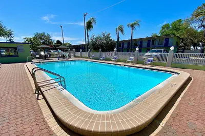 Photo 2 - Gulf Way Inn