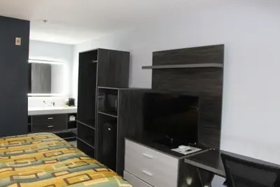 Photo 5 - Douglas Inn And Suites