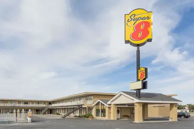 Photo 2 - Super 8 by Wyndham Wells