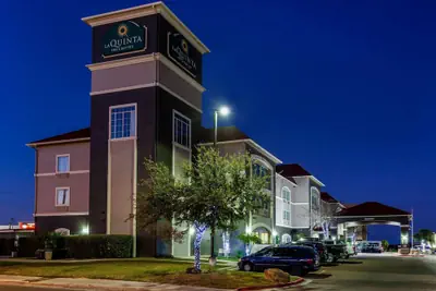 Photo 2 - La Quinta Inn & Suites by Wyndham Laredo Airport