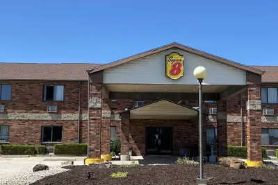 Photo 2 - Super 8 by Wyndham Independence KS