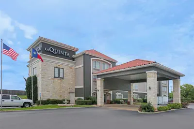 Photo 2 - La Quinta Inn & Suites by Wyndham Fredericksburg
