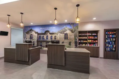 Photo 3 - La Quinta Inn & Suites by Wyndham Fredericksburg