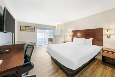 Photo 5 - Quality Inn & Suites Sacramento Downtown Area