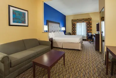 Photo 5 - Holiday Inn Express Tower Center by IHG